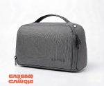کیف دستی بنج با جنس برزنت مقاوم در برابر آب. طراحی مستطیلی، دسته حمل مشکی. مناسب استفاده روزمره، محل کار و سفر. نه ادایی، نه گرون.